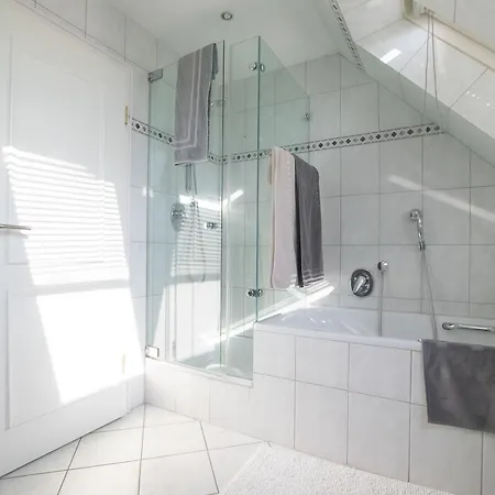 - 3 With Balcony - 20 Min Messe Dus